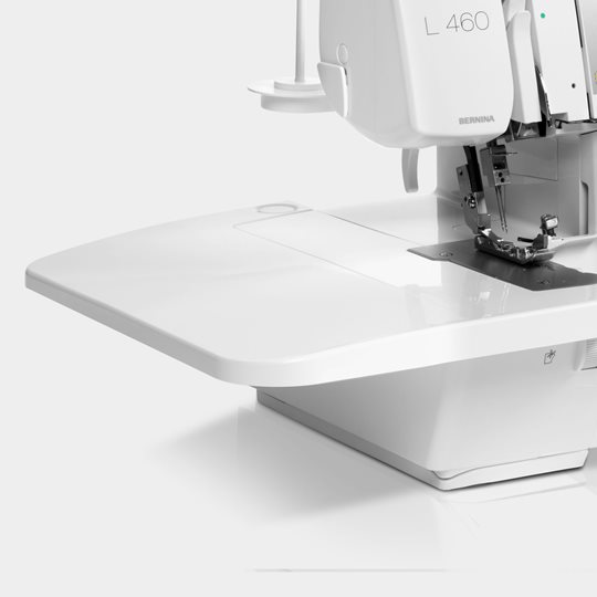 Bernina L 460 Overlocker Well-lit grand workspace